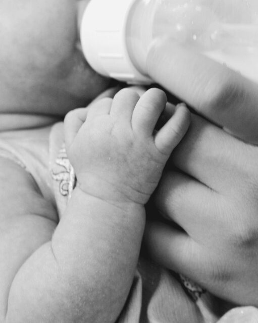 Building a freezer stash doesn’t have to mean more pumping.Here’s what worked for me:
✔️ Haakaa at daytime feeds
✔️ Chilled milk only combined
✔️ 4–6oz freeze batches
✔️ Flat freezing for sanity
✔️ Zero extra pump sessionsSlow ounces add up. This method helped me store 250+ oz by 9 months without burnout.👉 Full breakdown + product links in bioSave this if you’re breastfeeding or returning to work soon 🤍#breastfeedingmom #newmomlife #postpartumjourney #breastfeedingtips #workingmomlife #motherhoodunfiltered #haakaamom #freezerstash #breastmilk #fedisbestsupport #fyp #firsttimemom