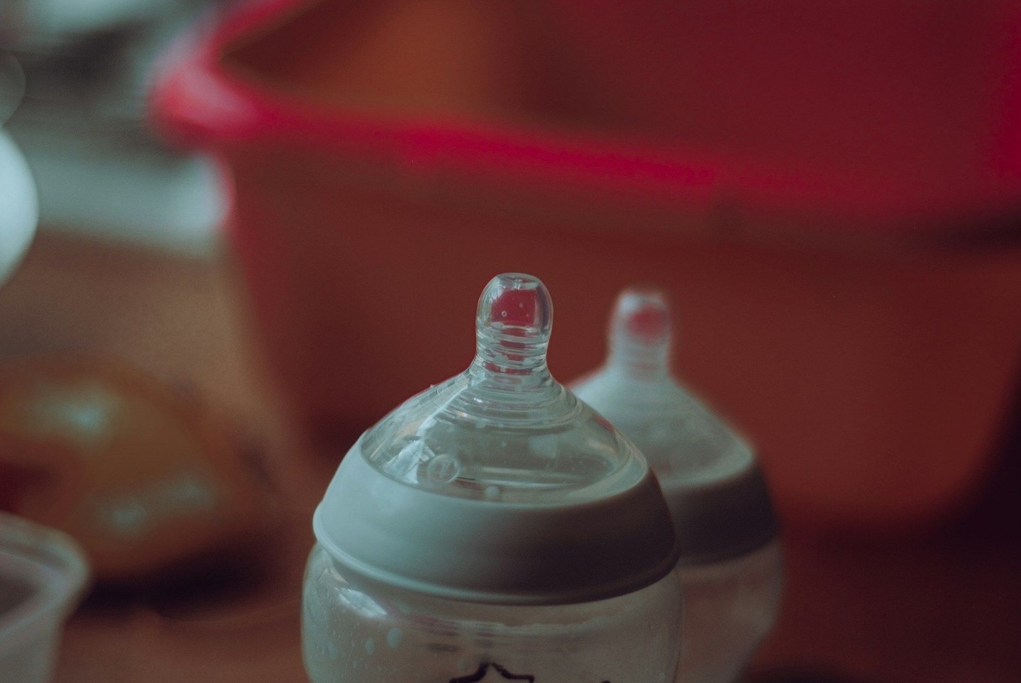 No one tells you how much time you’ll spend washing bottles as a new mom bottle feeding 😵‍💫These are the bottle-feeding essentials that actually make life easier for new moms 👇🍼 Bottle washer/sterilizer = time saver
🧼 Baby-safe soap = no weird residue
🧺 Drying rack = less counter chaos
🔥 Bottle warmer = lifesaver at 2am
🧻 Burp cloths = never enoughTrust me… practical gifts > cute giftsThe link to all the products I recommend is in my bio, check it out💾 Save this before your next baby shower!